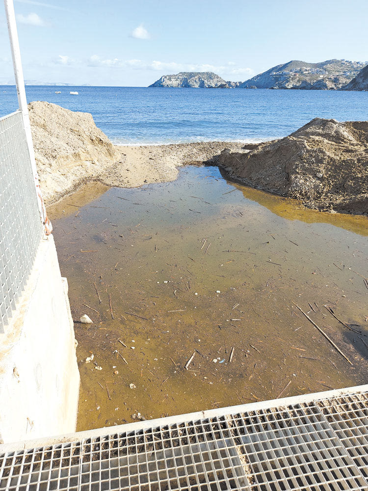 Η φωτογραφία επιβεβαιώνει τις αγωνίες των κατοίκων σε σχέση με τα νερά που συγκεντρώνονται στο κανάλι 
του αντιπλημμυρικού έργου