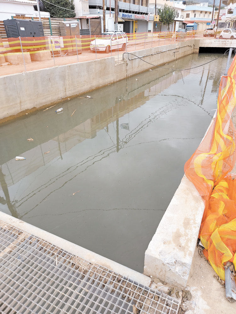 Σοβαρά ερωτηματικά για το σχεδιασμό των τεχνικών έργων εγείρει το θέμα που έχει ανακύψει σε σχέση με τα ακάθαρτα νερά και τις σηπτικές καταστάσεις που καταγράφονται στο κανάλι του αντιπλημμυρικού έργου