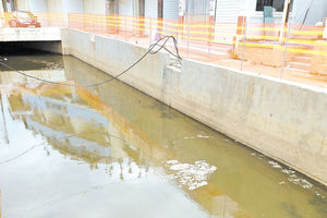 ΑΓΙΑ ΠΕΛΑΓΙΑ: ΠΑΡΤΕ ΜΕΤΡΑ, ΛΕΝΕ ΟΙ ΕΠΟΠΤΕΣ ΔΗΜΟΣΙΑΣ ΥΓΕΙΑΣ Το κανάλι του αντιπλημμυρικού(;) έργου απειλεί να... μολύνει τους λουόμενους