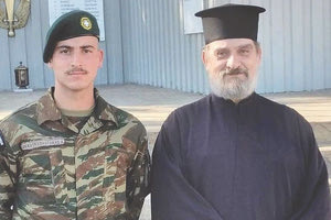 Ο Τάσος με τον ιερέα πατέρα του στην 1η ΜΑΛ