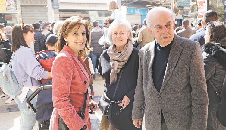 Ο δήμαρχος απολαμβάνει το καρναβάλι υπό το βλέμμα των αντιδημάρχων Παπαδάκη-Σκαλίδη και Αρχοντάκη - Καλογεράκη