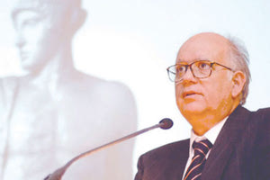 Αναρρώνει μετά την επέμβαση ο Μανόλης Χελιδόνης