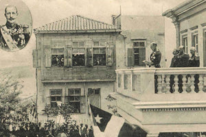 ΦΩΤΟΗΜΕΡΑΣ: Ο πρίγκιπας Γεώργιος, αρμοστής της Κρήτης στο μπαλκόνι της Διοίκησης στα Χανιά διαβάζει προκήρυξη στον κρητικό λαό.