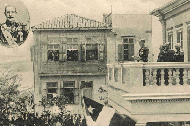 ΦΩΤΟΗΜΕΡΑΣ: Ο πρίγκιπας Γεώργιος, αρμοστής της Κρήτης στο μπαλκόνι της Διοίκησης στα Χανιά διαβάζει προκήρυξη στον κρητικό λαό.