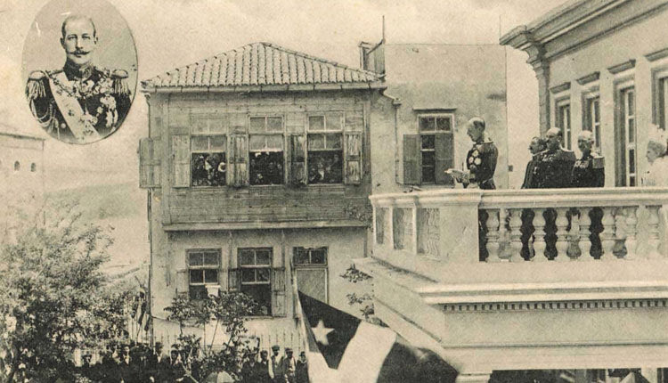 ΦΩΤΟΗΜΕΡΑΣ: Ο πρίγκιπας Γεώργιος, αρμοστής της Κρήτης στο μπαλκόνι της Διοίκησης στα Χανιά διαβάζει προκήρυξη στον κρητικό λαό.