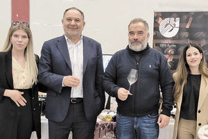 Και τα μουστάκια του προέδρου Σταύρου Γαβαλά (στη φώτο με τον πρόεδρο της ΠΕΔ Γιάννη Κουράκη που επισκέφτηκε την έκθεση κρασιού στης Γούρνες) γελούν