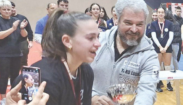 Η πρωταθλήτρια ομάδα Νεανίδων του ΟΦΗ