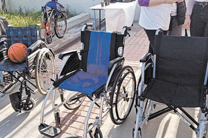 Τ’ αναπηρικά αμαξίδια που χρησιμοποιήθηκαν στην εκδήλωση και στην φωτογραφία κάτω αυτά για το μπάσκετ