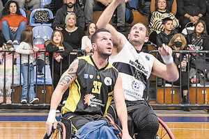 Aριστερά τ’ αναπηρικά αμαξίδια που χρησιμοποιήθηκαν στην εκδήλωση και δεξιά αυτά για το μπάσκετ