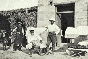 Η φωτογραφία της ημέρας: Η Ιταλική Αρχαιολογική Σχολή στη Φαιστό (1921)