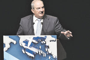 Μετά από πολλά χρόνια στον δημόσιο βίο ο Κ. Καραμανλής αποφάσισε να φύγει