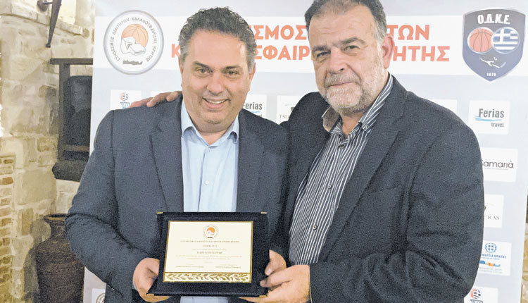Ο κ. Πιτσούλης βραβεύθηκε από τον κ. Μαρκάκη
