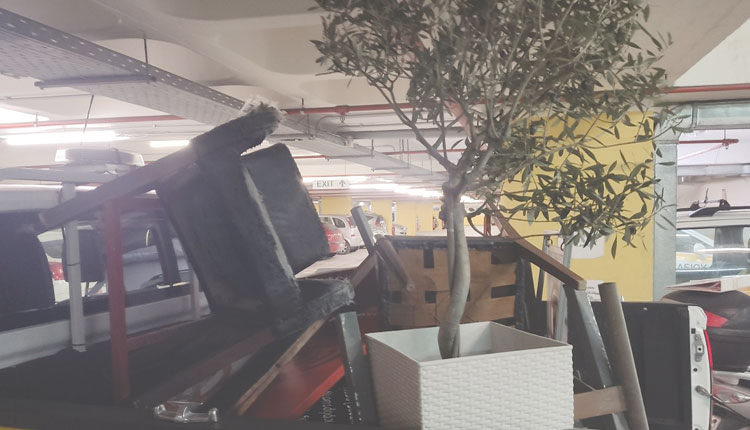 ΤΑ ΜΑΖΕΨΕ ΟΛΑ Η ΑΣΤΥΝΟΜΙΑ 
Γλάστρες, καρέκλες, πολυθρόνες για «καβάτζα» πάρκινγκ
