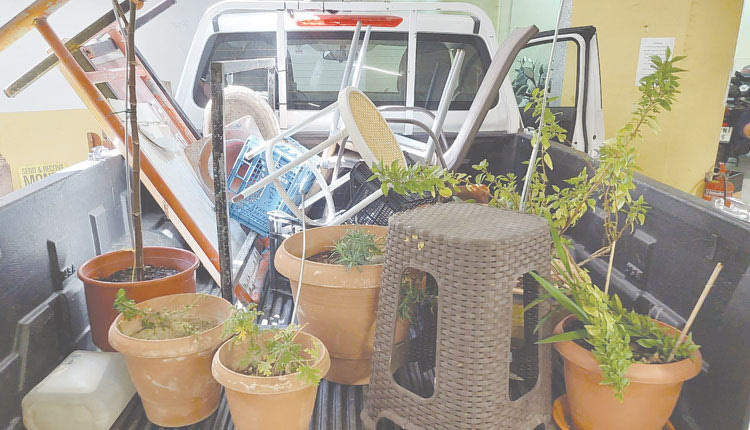 ΤΑ ΜΑΖΕΨΕ ΟΛΑ Η ΑΣΤΥΝΟΜΙΑ Γλάστρες, καρέκλες, πολυθρόνες για «καβάτζα» πάρκινγκ