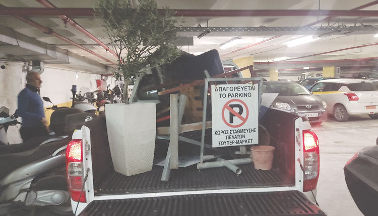 ΤΑ ΜΑΖΕΨΕ ΟΛΑ Η ΑΣΤΥΝΟΜΙΑ 
Γλάστρες, καρέκλες, πολυθρόνες για «καβάτζα» πάρκινγκ