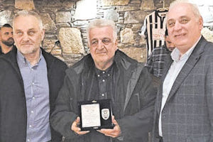Ο πρώην δήμαρχος Κρουσώνα κ. Τζουλιαδάκης τιμήθηκε από τον ΠΑΟΚ