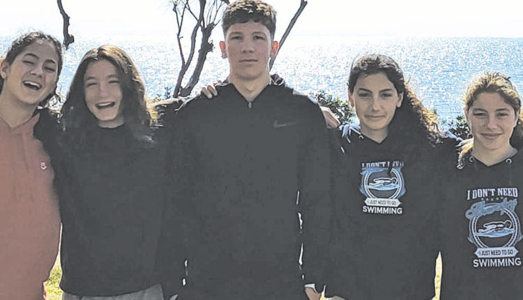 Τα κορίτσια του Ωρίωνα που συμμετείχαν στους αγώνες έχοντας στη μέση τον Κακουλάκη