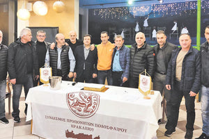 Το Δ.Σ. του Συνδέσμου Προπονητών Ηρακλείου με τον κ. Συριγωνάκη και τον κ. Τζώρτζογλου