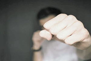 ξυλοδαρμος βια διαπληκτισμος