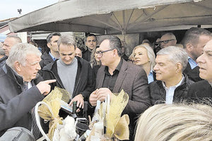 Ένα ξεχωριστό δώρο με… ιδιαίτερο συμβολισμό έδωσαν στον Κυριάκο Μητσοτάκη στην περιοχή της Λάρισας, όπου περιοδεύει.