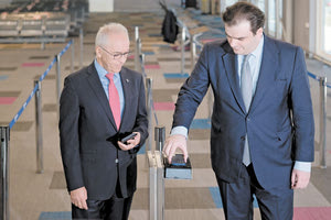 Πάει να μας κάνει… Ευρωπαίους ο Πιερρακάκης! Στο αεροδρόμιο «Ελ. Βενιζέλος» παρουσιάστηκε από την Aegean η νέα δυνατότητα Gov.gr.