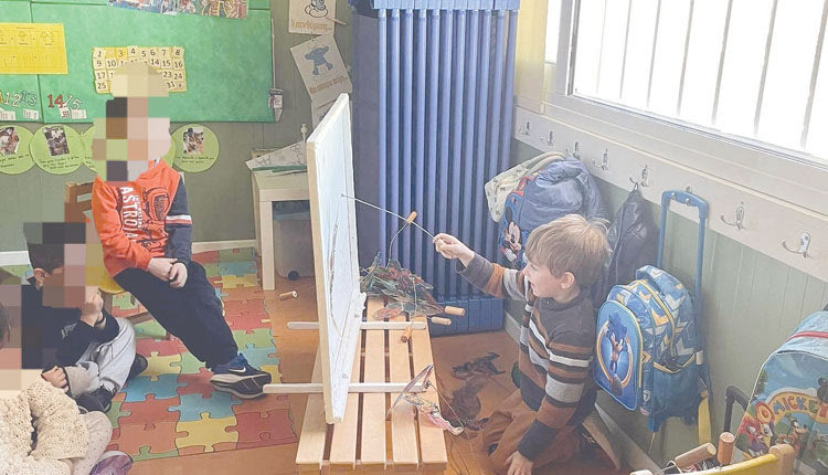 Ο Γιάννης ανέβασε μία παράσταση Καραγκιόζη στο σχολείο του και έκλεψε τις εντυπώσεις!