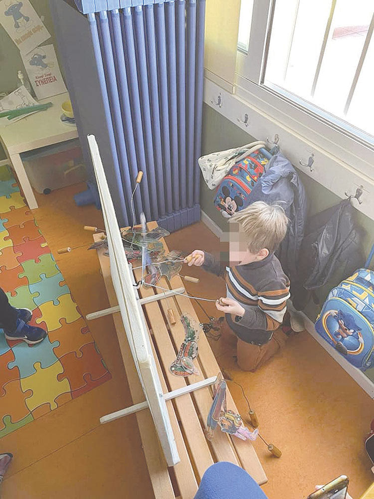 Ο Γιάννης ανέβασε μία παράσταση Καραγκιόζη στο σχολείο του και έκλεψε τις εντυπώσεις!