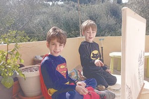 Ο Γιάννης και ο αδελφός του, Λευτέρης, είναι λιλιπούτειοι καραγκιοζοπαίκτες