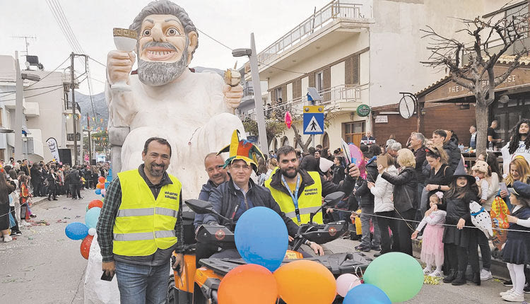 αυτός που έδειξε να το διασκεδάζει περισσότερο από ολους ήταν στα Μάλια ο Γιάννης Σέγκος!  Κεφάτος, προσηνής και ακομπλεξάριστος, φωτογραφήθηκε με όλους και με όλες.