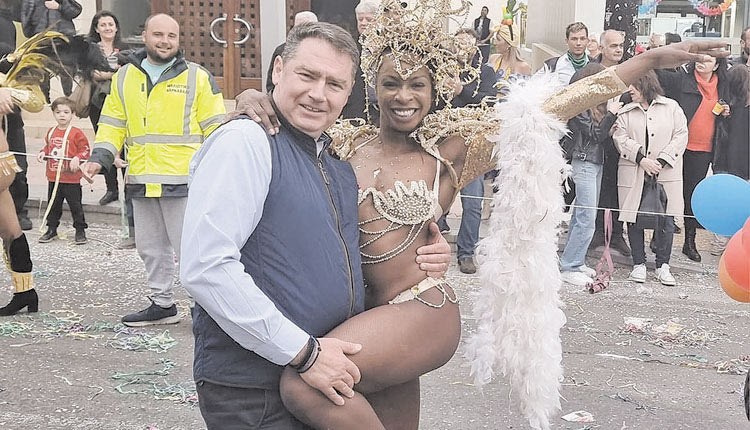 αυτός που έδειξε να το διασκεδάζει περισσότερο από ολους ήταν στα Μάλια ο Γιάννης Σέγκος!  Κεφάτος, προσηνής και ακομπλεξάριστος, φωτογραφήθηκε με όλους και με όλες.