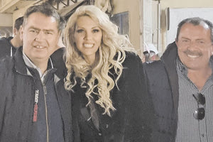 αυτός που έδειξε να το διασκεδάζει περισσότερο από ολους ήταν στα Μάλια ο Γιάννης Σέγκος!  Κεφάτος, προσηνής και ακομπλεξάριστος, φωτογραφήθηκε με όλους και με όλες.