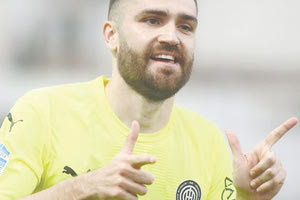 Ο Τοράλ πανηγυρίζει τα δύο γκολ που σημείωσε στη νίκη του ΟΦΗ επί του Ιωνικού