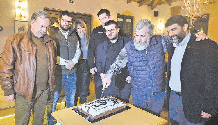 Πριν από τη σπουδαία νίκη επί του Αθλου, η ομάδα βόλεϊ του ΟΦΗ συγκεντρώθηκε στο «Αρχοντικό της Ροδιάς» και έκοψε την πρωτοχρονιάτικη πίτα της