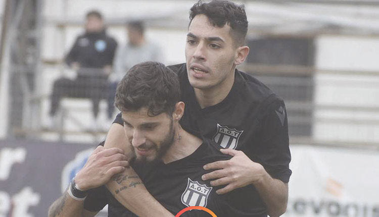 Ο Βακράκος πανηγυρίζει το πρώτο γκολ του ΑΟΤ στο ντέρμπι με τον Πόρο