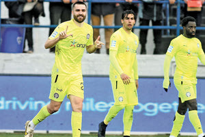 Ο Τοράλ πανηγυρίζει τα δύο γκολ που σημείωσε στη νίκη του ΟΦΗ επί του Ιωνικού