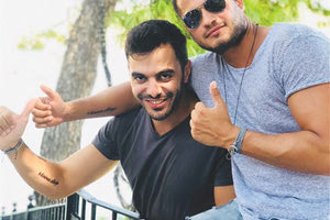 ο γραμματέας του Κινήματος Αλλαγής, Μανώλης Χριστοδουλάκης, και ο αναπληρωτής εκπρόσωπος Τύπου του ΠΑΣΟΚ, Σπύρος Καρανικόλας, αποφάσισαν να κάνουν τατουάζ το όνομα του κόμματος!