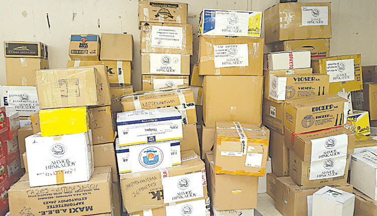 η περισυλλογή ειδών πρώτης ανάγκης, ειδών υγιεινής, φαρμάκων και τροφίμων μακράς διάρκειας για τα θύματα της Ανατολικής Αττικής στο Πολύκεντρο Νεολαίας