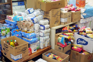 συγκεντρώνουν τρόφιμα και είδη πρώτης ανάγκης