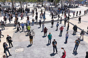 Με τη λήψη όλων των απαραίτητων μέτρων πραγματοποιήθηκε η κινητοποίηση καλλιτεχνών του Ηρακλείου στην πλατεία Ελευθερίας