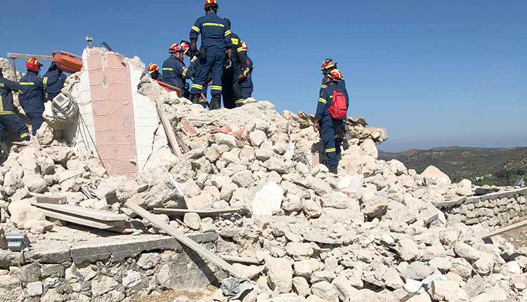 Άνδρες της ΕΜΑΚ στα συντρίμμια φονικού σεισμού