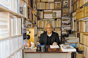 Ο Σταμά́της Αποστολά́κης στο «κελάκι» του στη Νέ́α Χώ́ρα των Χανίών