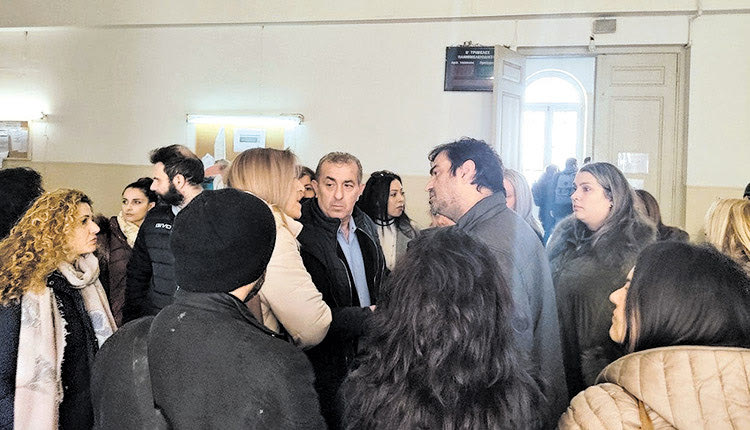 στις αίθουσες του δικαστηρίου περισσότεροι από πενήντα συμβασιούχοι της Διεύθυνσης Μεταφορών Ηρακλείου της Περιφέρειας Κρήτης