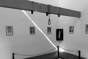 Η ευθύνη της Ελισάβετ Β' στις ανομίες της αυτοκρατορίας της