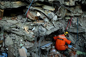 Διασώστες στα συντρίμμια μετά τον φονικό σεισμό της Τουρκίας