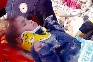 διασώστες ανασύρουν ζωντανή μια δεκάχρονη στην Τουρκία