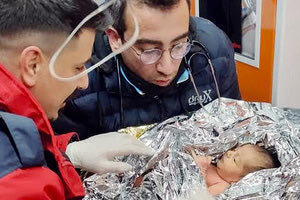 Θήλαζε την ώρα του σεισμού