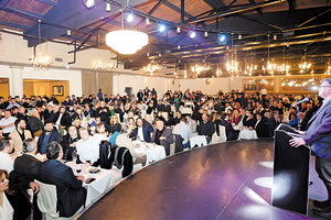 Πολύς κόσμος στη συνεστίαση για την την κοπή πίτας του ΠΑΣΟΚ