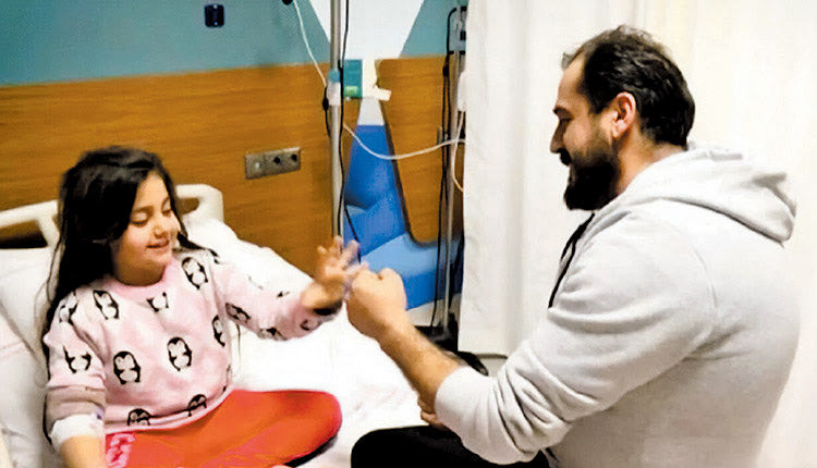 Πατέρας και κόρη περίμεναν μέσα στο σκοτάδι 100 ώρες