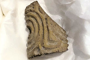 το θραύσμα του μοναδικού πήλινου σφραγιδοκύλινδρου της Ασίνης