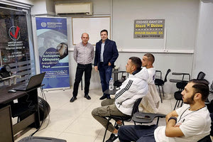 Αναλφάβητοι Ρομά παρακολουθούν δωρεάν μαθήματα του ΚΟΚ για να πάρουν δίπλωμα